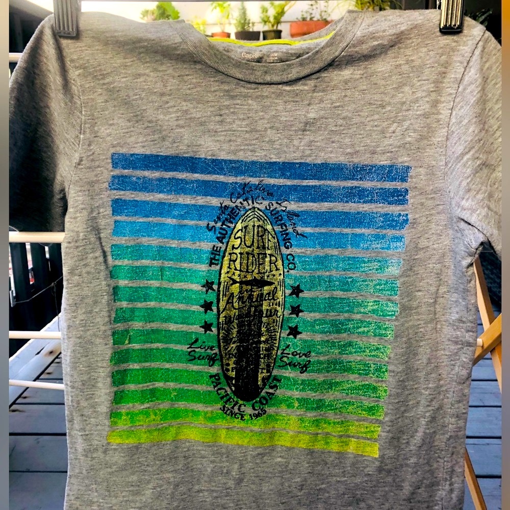 Gap gray t-shirt with surf board graphic.